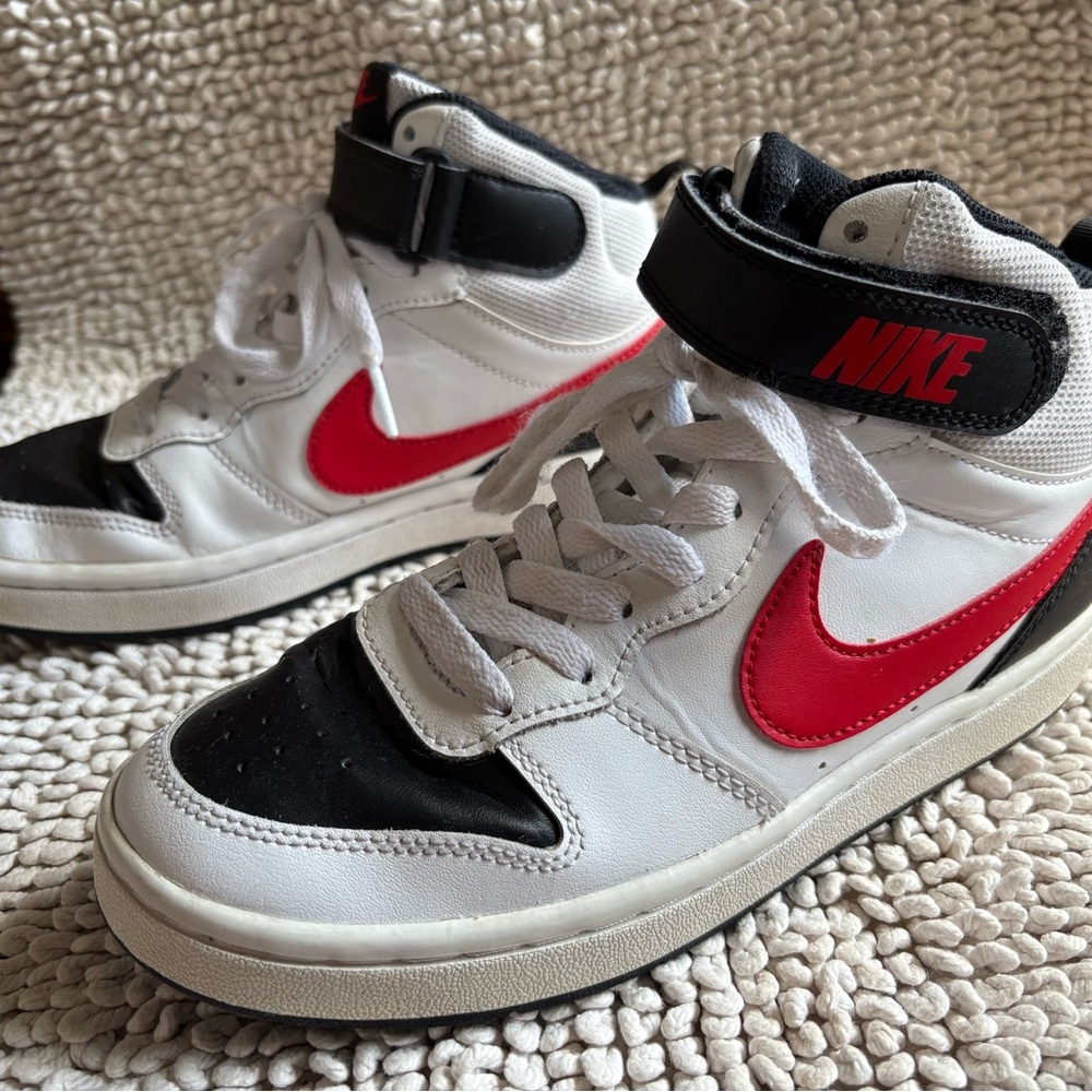 Nike Kids Court Borough Mid Top Big Kid size 4.5